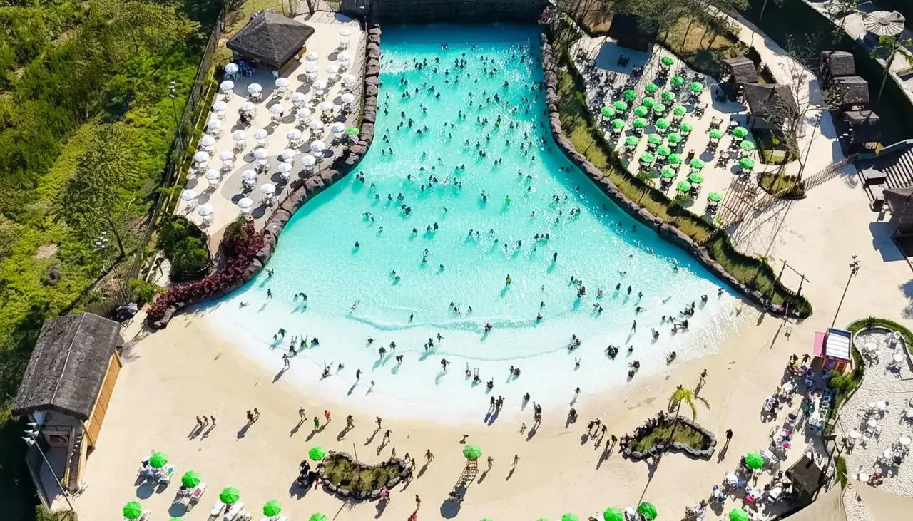 Vista aerea della piscina a onde nel parco acquatico Thermas da Mata.
